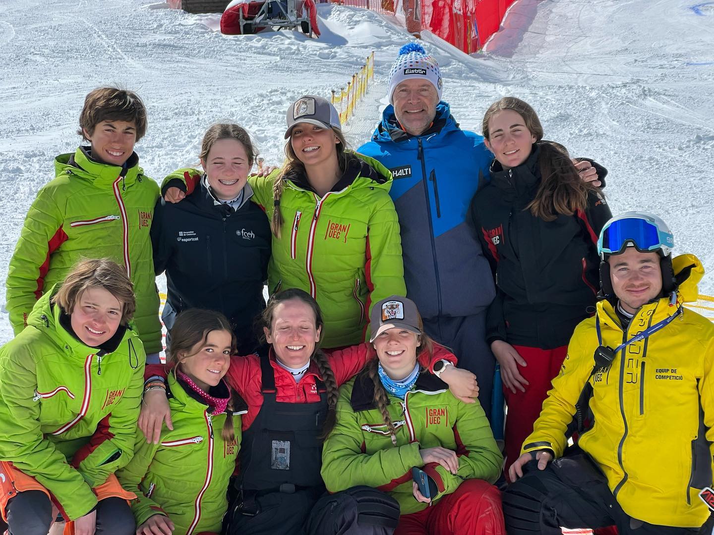 Final de temporada per els infantils amb un grup de 7 esportistes que han viatjat a l’estació d’Abetone per participar al 40è Pinocchio! Contents amb l’experiència i les baixades de tots ells, destacant un 6è lloc de màniga de la Marta Rabat en SL💥
Fer especial menció al Juli Selma, DT FIS d’aquesta carrera tant important a nivell internacional. Gràcies per la feina feta, ens va fer il•lusió veuret allà!!
També agraïr al club @clubceva la confiança i encantats de poder ajudar-vos amb la logística per la Daisy! Un plaer 
Gran viatge per tots😍