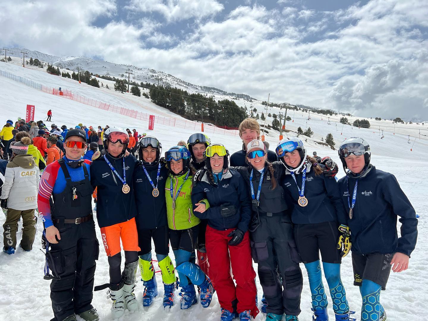 Donem per finalitzada la Copa Espanya per el grup U14 i U16, una última fase on no han acabat de sortir els resultats que esperavam, tot i així contents de l’evolució de tot el grup! Felicitar-vos a tots i animar-vos a seguir entrenant i millorant més que mai💪🏼
RESULTATS
U16
SG
Marta Rabat 8ena
Guillem Mestres 18è
Pau Archs 20è
Joan Grane 22è
AC
Marta Rabat 4rta
Guillem Mestres 8è
Joan Grane 22è
GS
Marta Rabat 12ena
Guillem Mestres 19è
Joan Grane 20è
SL
Joan Grane 16è
Guillem Mestres 21è
Pau Archs 25è
U14
SG
Laia Cubiña 14ena
Lucia Trias de Bes 15ena
Tomas Sastre 8è
Nicolas Muela 10è
AC
Laia Cubiña 9ena
Lucia Trias de Bes 13ena
Nicolas Muela 7è
GS
Laia Cubiña 9ena
Lucia Trias de Bes 13ena
Tomas Sastre 4rt
SL
Laia Cubiña 9ena
Nicolas Muela 5è
Tomas Sastre 7è
Com a clubs hem acabat en 5ena posició💥💪🏼
Fins l’any que ve!!!!💥