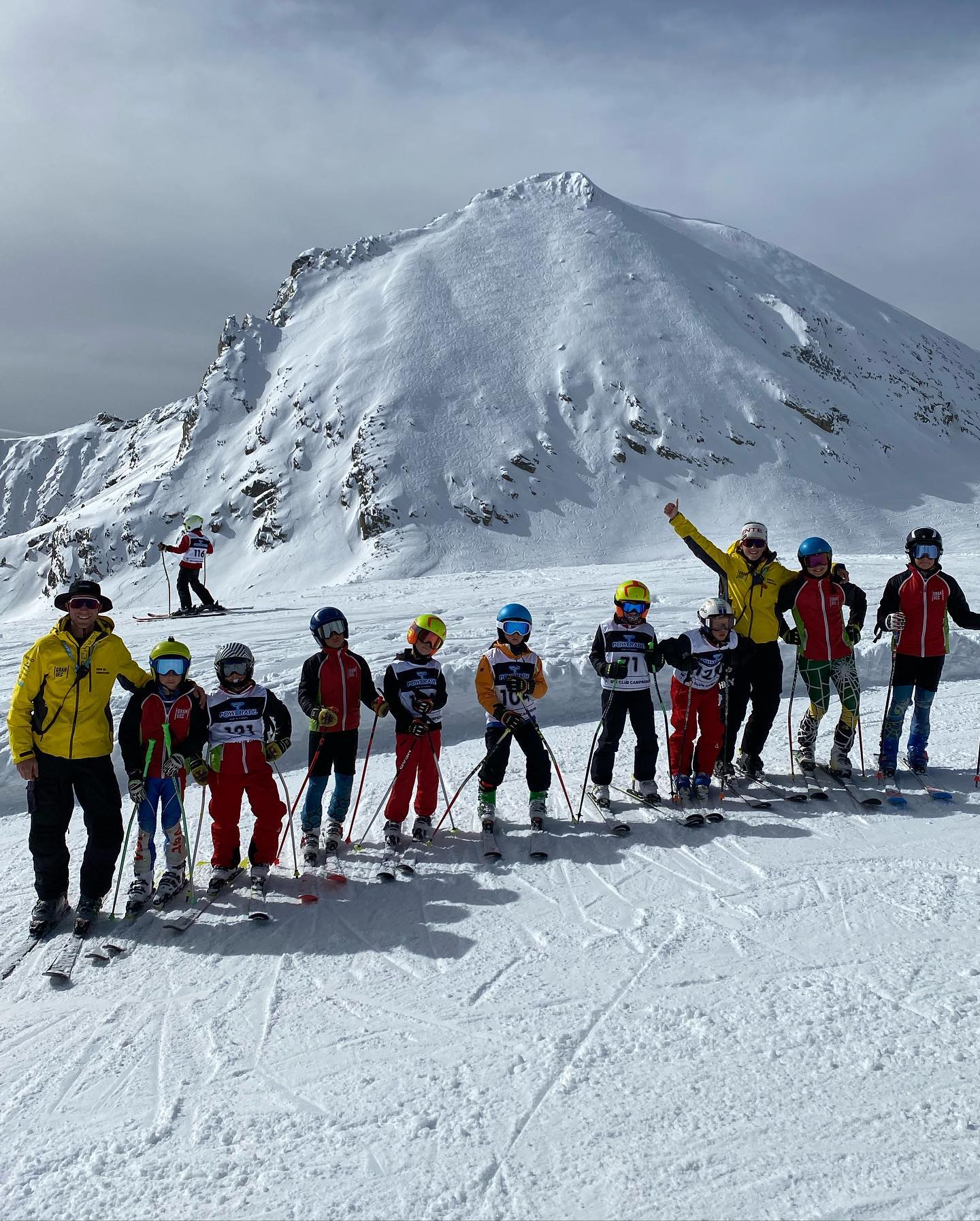 El passat cap de setmana, els alevins es van traslladar a Vallter2000 per poder participar al Trofeu Marmota organitzat per @skiclubcamprodon 
Moltes gràcies per la màgnifica organització!!
Els resultats van ser els seguents:
U10 nois:
Nil de Juan 4rt🍫
Roman Pelissier 9è💥
Bernat Dinarès 28è💥
Gil Riba 29è💥
Arnau Lizàndara DNF
U12 nois:
Nicolas Pelissier 6è💥
Jesus Gracia 10è💥
Nacho Gallart 14è💥
U12 noies:
Georgina Franquesa 11ena💥
U10 nois CARRERA 2:
Nil de Juan 6è💥
Arnau Lizandara 7è💥
Roman Pelissier 15è💥
Bernat Dinarès 30è💥
Gil Riba 31💥
Aquest cap de setmana vinent alguns integrants del grup d’alevins ens traslladem a Sestriere per competir a l UOVO D’ ORO!! 🥚🥇